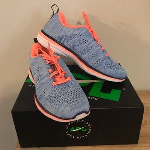 Women’s athletic tennis shoes